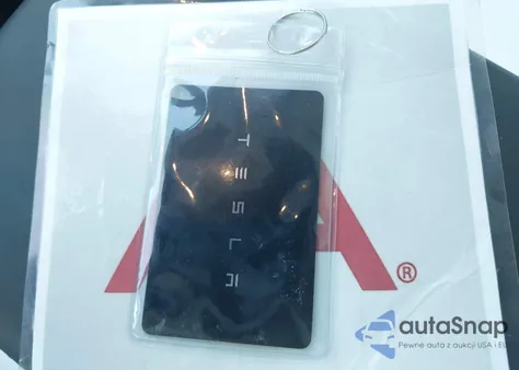 2024 Tesla Model Y Long Range Dual Motor All-Wheel Drive z USA, uszkodzony, nr VIN 7SAYGDEE5RA327888